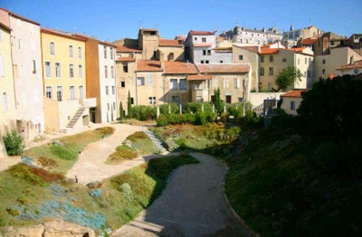 Le Petit Nid Des Arenes Apartment Beziers Ngoại thất bức ảnh